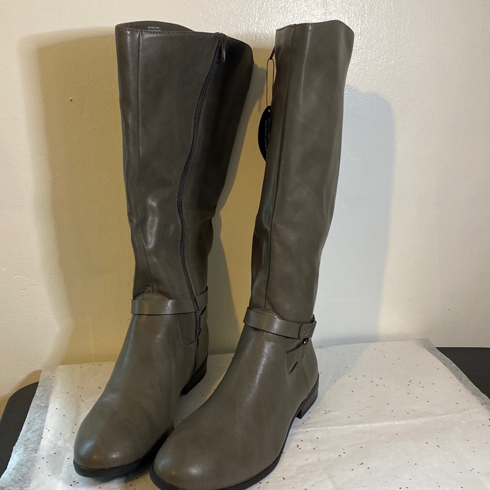 New with tags. Grey size 10 mid calf boot with a 1 “ heel.